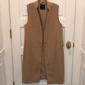 Sleeveless vest jacket. Knee length